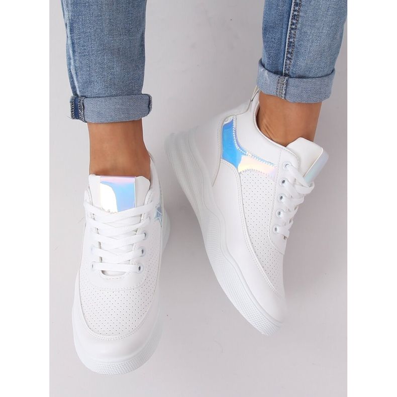 Bijele sportske cipele na klin 85-429 BIJELO / SREBRNO bijela 1