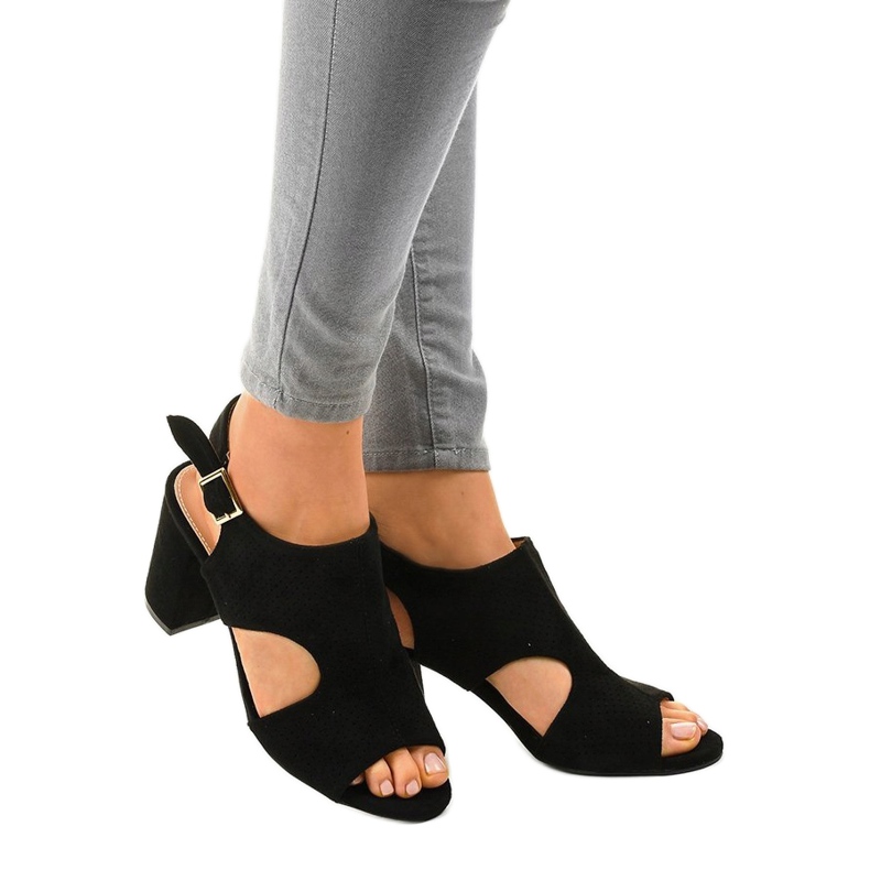 Crne ažurne sandale s krojem 99-33A crna 1