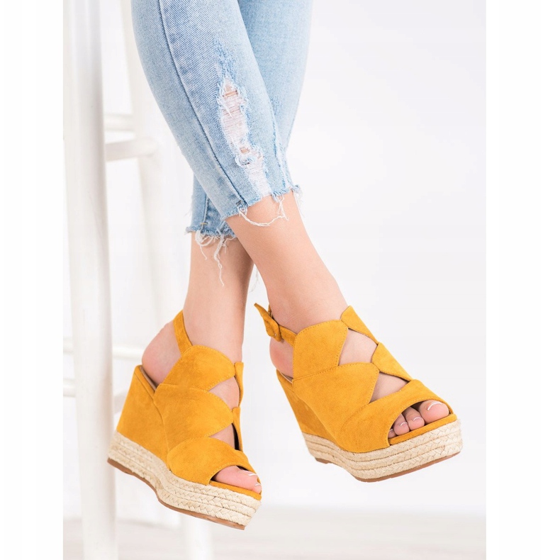 Small Swan Modne sandale na klin žuta boja 1