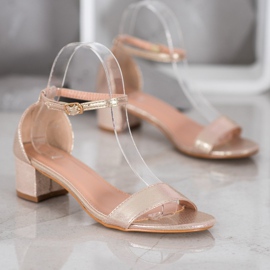 Small Swan Sjajne sandale od eko kože žuta boja 2