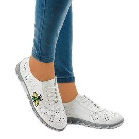 Bijele ažurne tenisice s otiskom JH81171-1 bijela 1