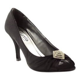 Pumpe sa srebrnim ukrasom McArthur 05-bk crno 1