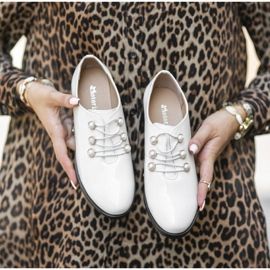 Bijele lakirane cipele na stupu C17-57011-2 bijela 1