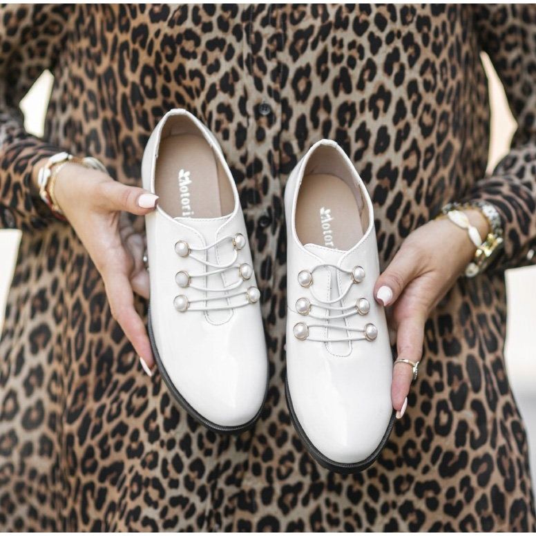 Bijele lakirane cipele na stupu C17-57011-2 bijela 1