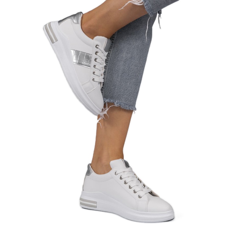 Modne bijele tenisice s eko kožom C912 bijela srebro siva 1