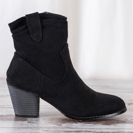 Bestelle Klasične ažurske čizme s ažurima crna 2