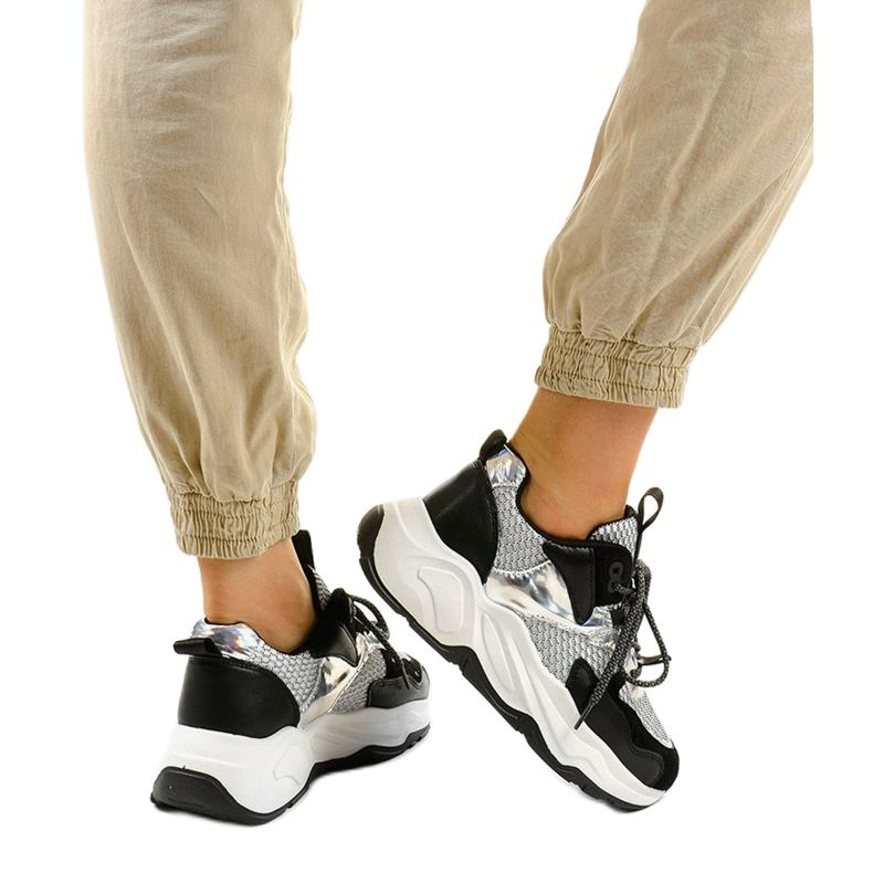 Bijele sportske tenisice s crnim umetcima RAL-63 crna 1