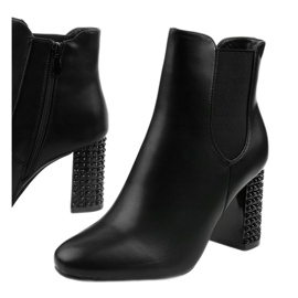 Crne gležnjače na Chardonnay stupu crna 1