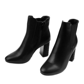 Crne gležnjače na Chardonnay stupu crna 2