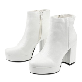 Bijele čizme na stupu Usinaya bijela 2