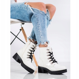 SHELOVET Bijele lakirane čizme bijela 1