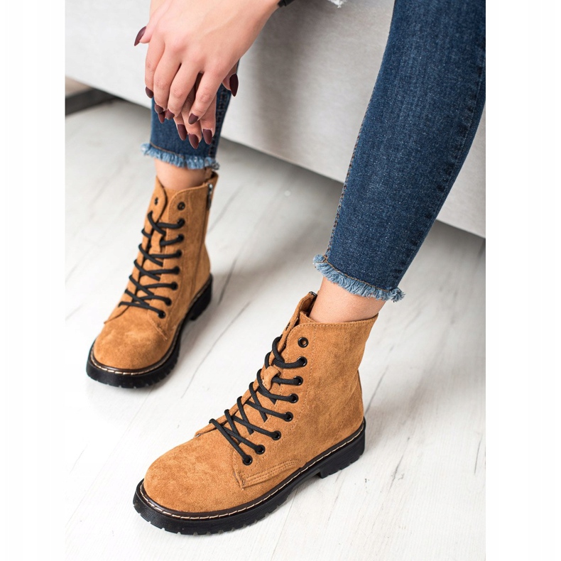 Small Swan Hvatači antilopa od devinih devica smeđa 1