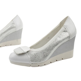 Srebrne pumpe na klinastoj peti Downreaver srebro 1