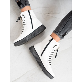 SHELOVET Bijeli radnici na platformi bijela 1