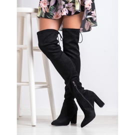 Goodin Mušketiri od antilopa na stupu crno 1