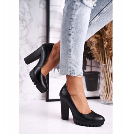 Ženske pumpe Maciejka na peti i platformi crne 02629-01 / 00-1 crna 2