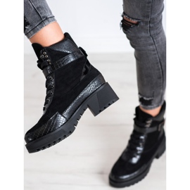 Gogo Radnici na polu crno 1