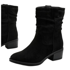 Crne kaubojske čizme Fyrelnet izolirane antilopom crna 1