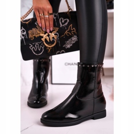 Ženske crne tople lakirane čizme s mlaznicama, izvedba crna 2