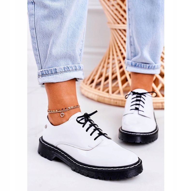 Ženske kožne cipele Oxfords Maciejka lakirane bijele 04087-11 bijela 2