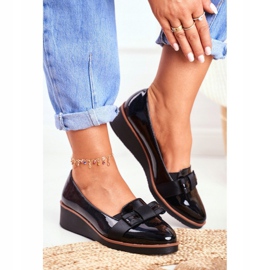 Vinceza Ženske hlače na crnim lakiranim klinovima Milona crna 1