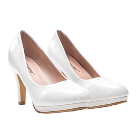 Bijele pumpe na Alisinoj peti bijela 1