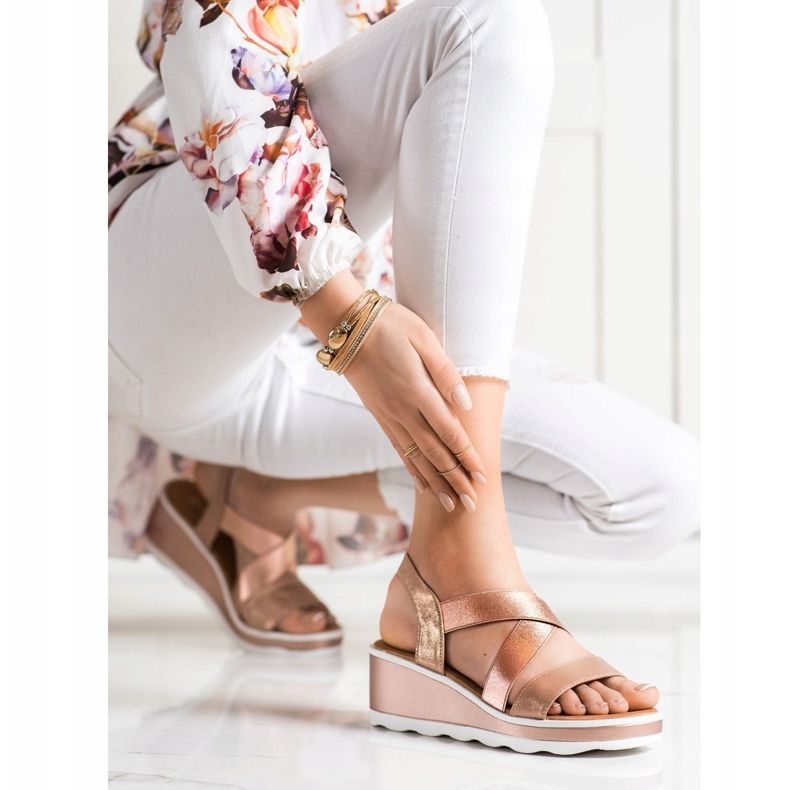 Weide Sandale sa sjajnim klinom zlatna 1