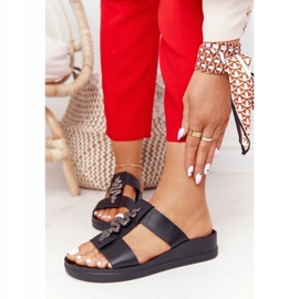 Kožne papuče na klin Laura Messi 2272 Crna 1