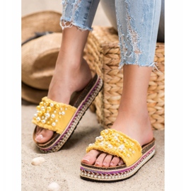 Small Swan Papuče na platformi s biserima žuta boja 2