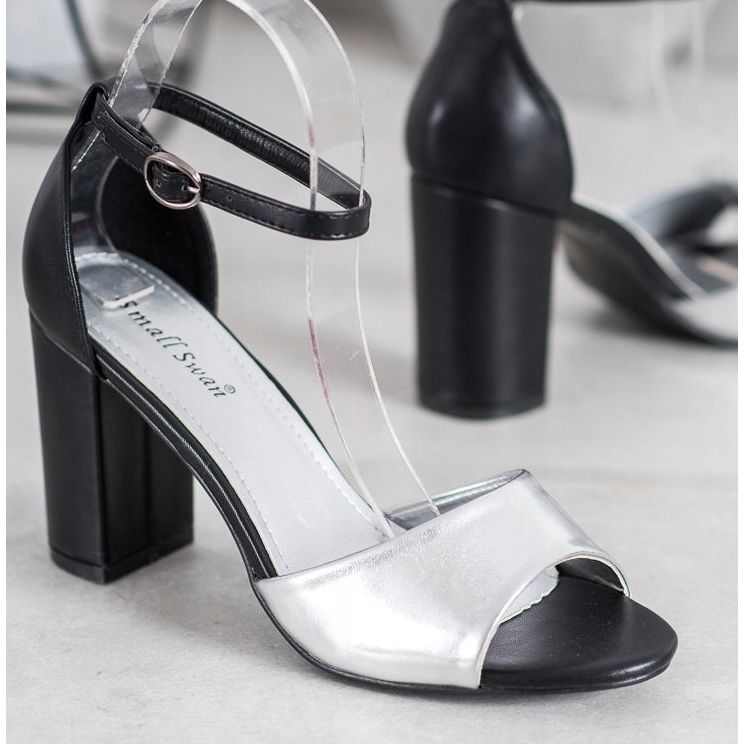 Small Swan Klasične sandale na šanku crna siva 2