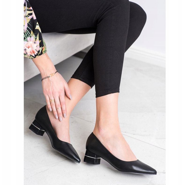 Goodin Pumpe s ukrasnim remenom crno 1