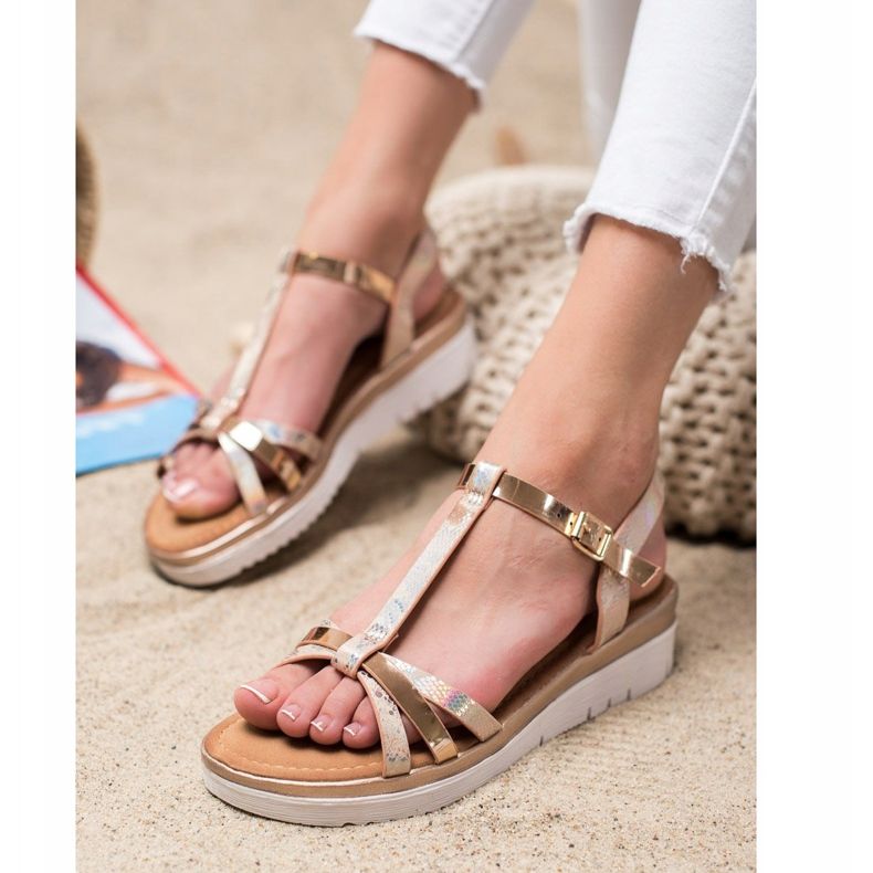 Small Swan Sandale s Holo efektom zlatna 2