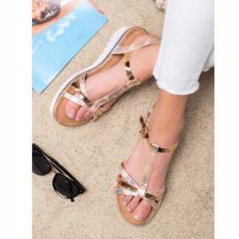 Small Swan Sandale s Holo efektom zlatna 1