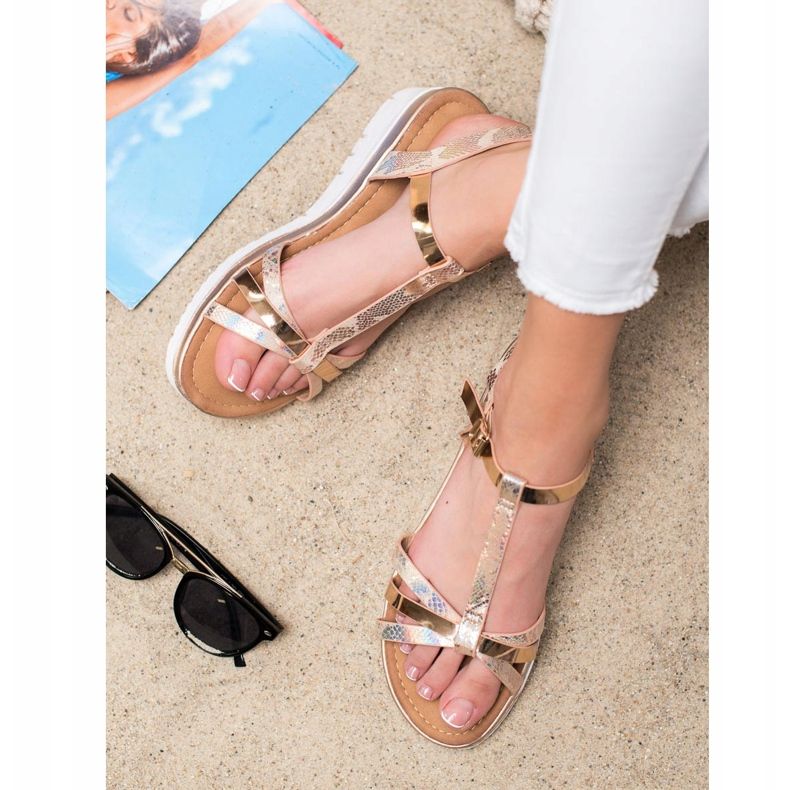 Small Swan Sandale s Holo efektom zlatna 1