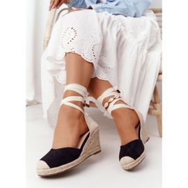 PG1 Crne sandale na klin s vezicama i pletenicama bež crno 2