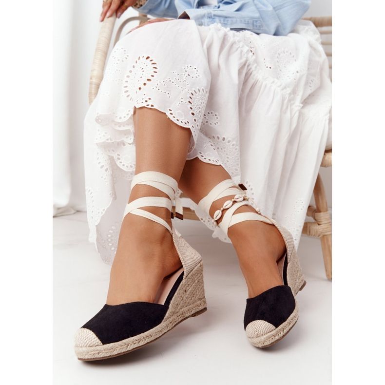 PG1 Crne sandale na klin s vezicama i pletenicama bež crno 2