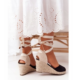 PG1 Crne sandale na klin s vezicama i pletenicama bež crna 1