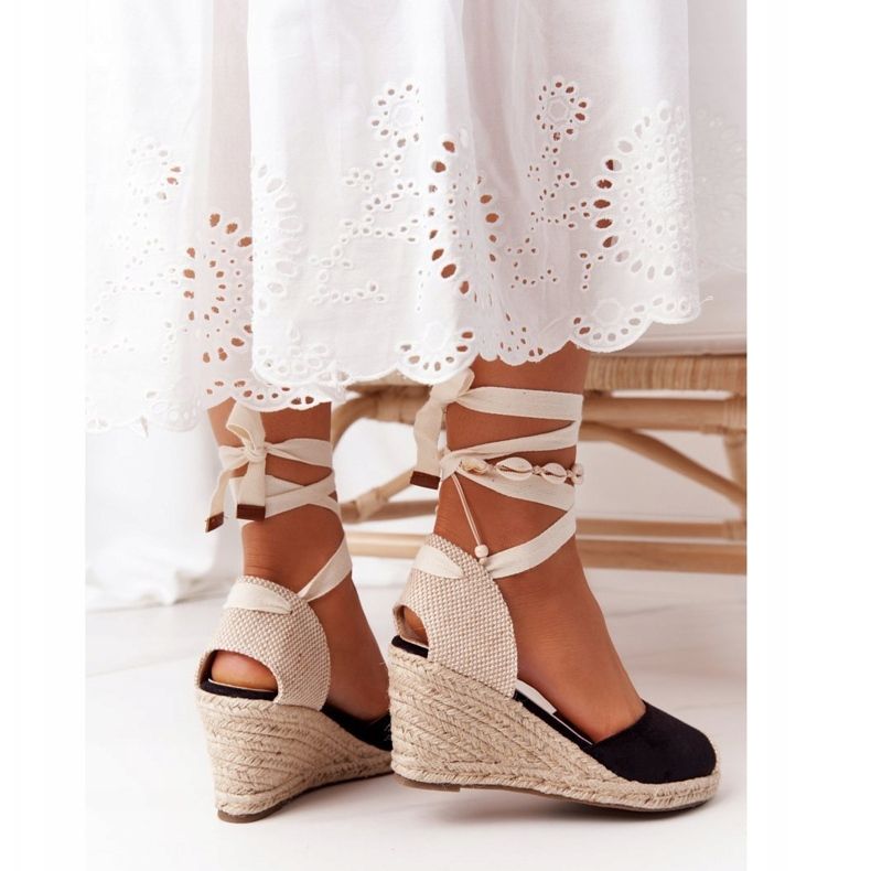 PG1 Crne sandale na klin s vezicama i pletenicama bež crno 1