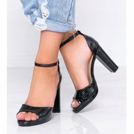 Crne sandale na stupu s uzorkom zmijske kože Millo crno 2