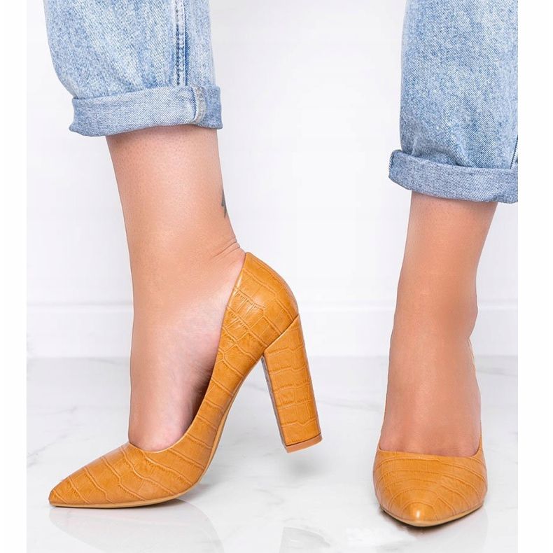 Smeđa pumpa na stupu s motivom zmijske kože This Way 1