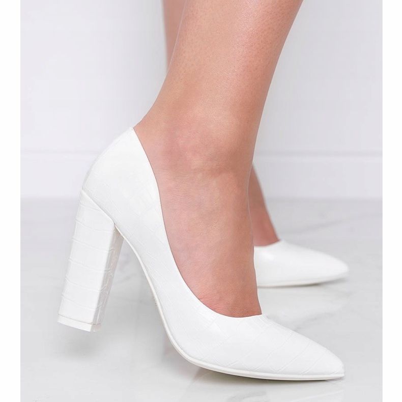 Bijele pumpe na stupu sa uzorkom zmijske kože na ovaj način bijela 1