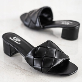 Small Swan Prošivene papuče na postu crno 1