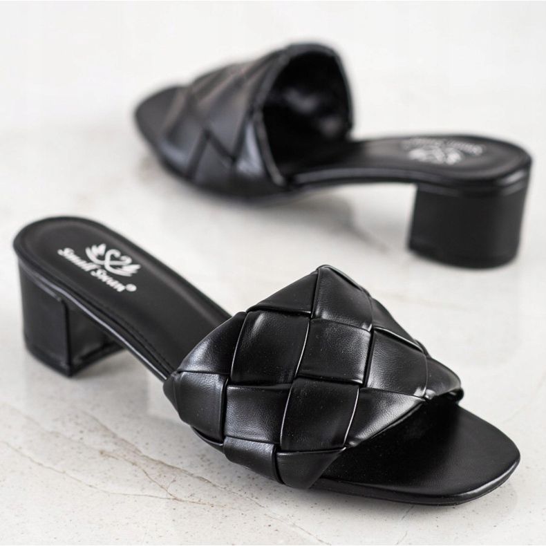 Small Swan Prošivene papuče na postu crna 1