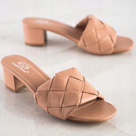 Small Swan Prošivene papuče na postu bež 1