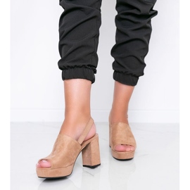 Bež sandale na Chikie stupu 1