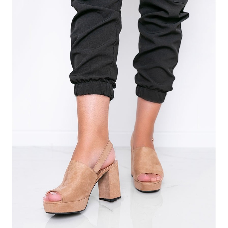 Bež sandale na Chikie stupu 1