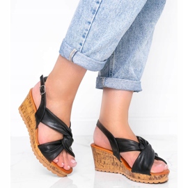 Crne sandale na klin iz Buenos Airesa crna 1