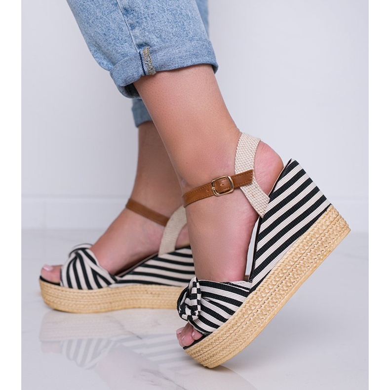 Crno -bijele sandale na klin s mašnom Holiday Vibes bijela crna 1