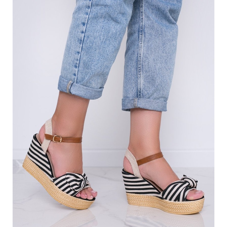 Crno -bijele sandale na klin s mašnom Holiday Vibes bijela crna 2