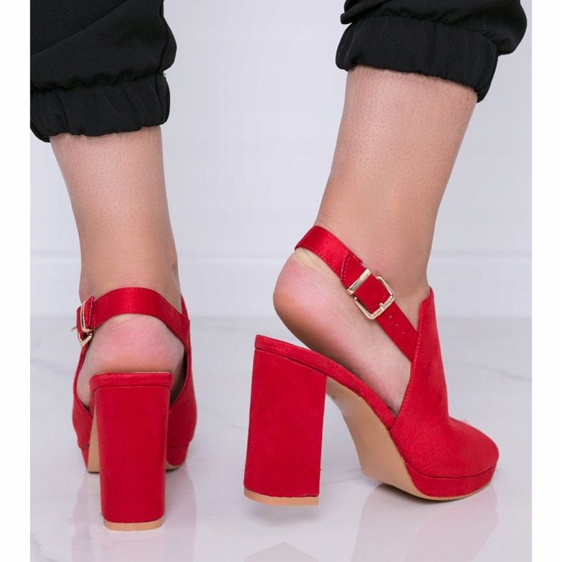 Crvene sandale na stupu svodnika crvena 1